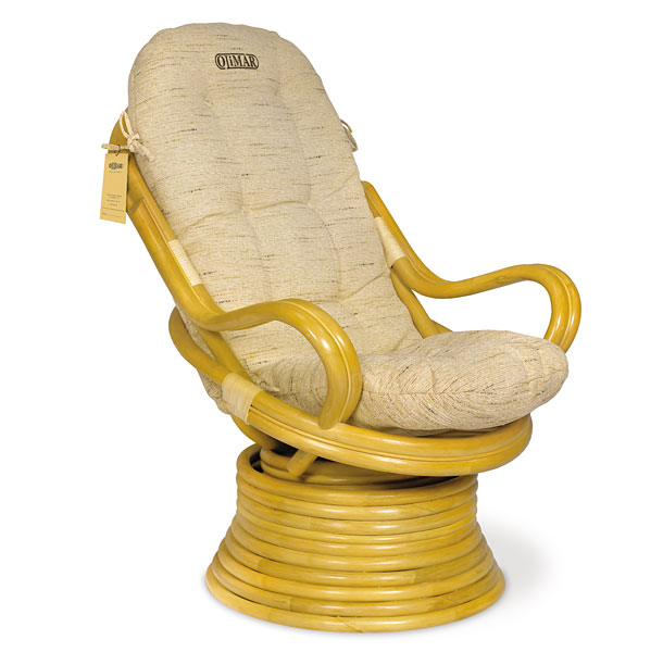 Выполненное из ротанга корпоративное вращающееся кресло Double Pole компании «Олимар» вышитым на спинке логотипом и фирменной картонной биркой, прикрепленной к креслу с помощью шнурка